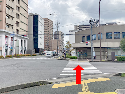 （4）滋賀銀行の方向に向かって横断歩道を渡ります。