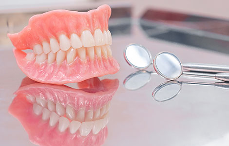 入れ歯治療における保険適用・保険適用外のメリット・デメリット